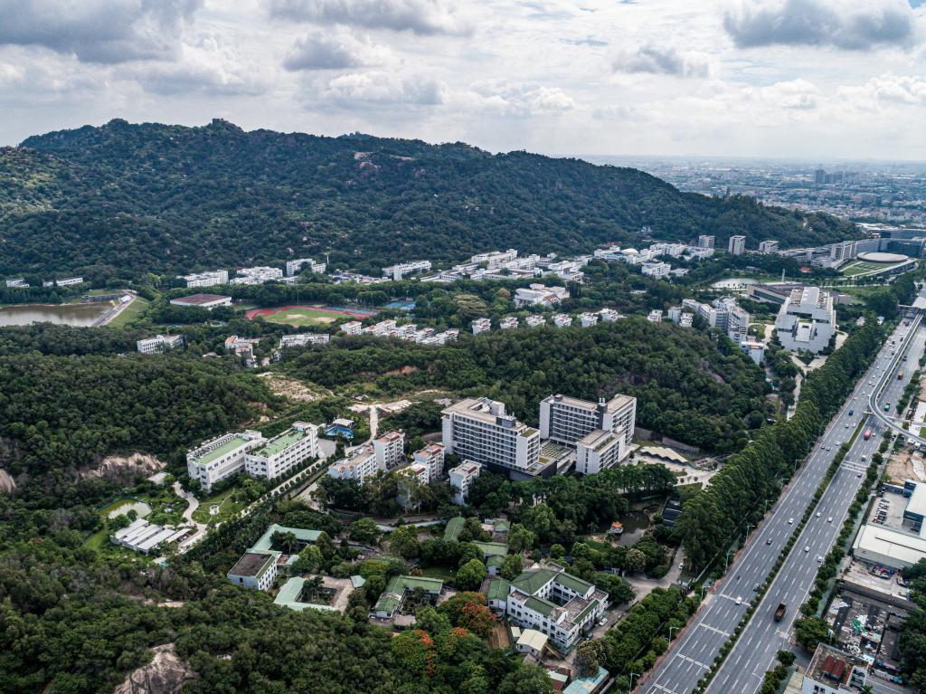 <span style="font-family:times new roman;font-size:18px;"><strong><span style="font-family:times new roman;"></span><span style="font-family:times new roman;font-size:14px;">The bird's-eye view of Shantou University</span></strong></span>