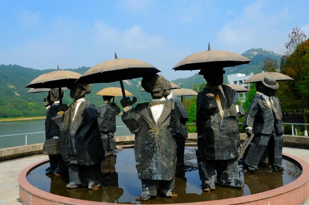 <span style="font-size:14px;font-family:times new roman;"><strong>Gentleman Sculpture Group</strong></span>